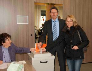 Meine Frau Petra und ich beim Wählen in unserem Wahllokal im Seniorenheim "Haus am Valentinspark".